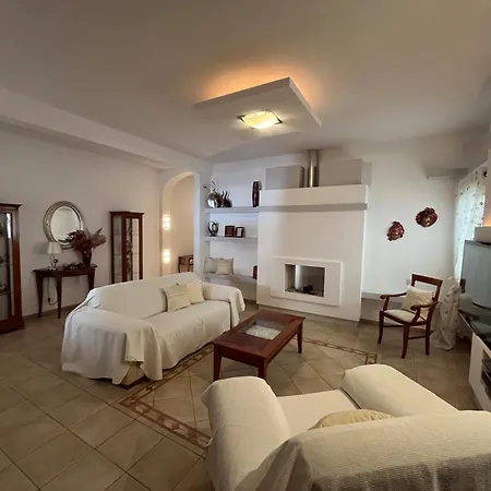 Red Rose Apartment *